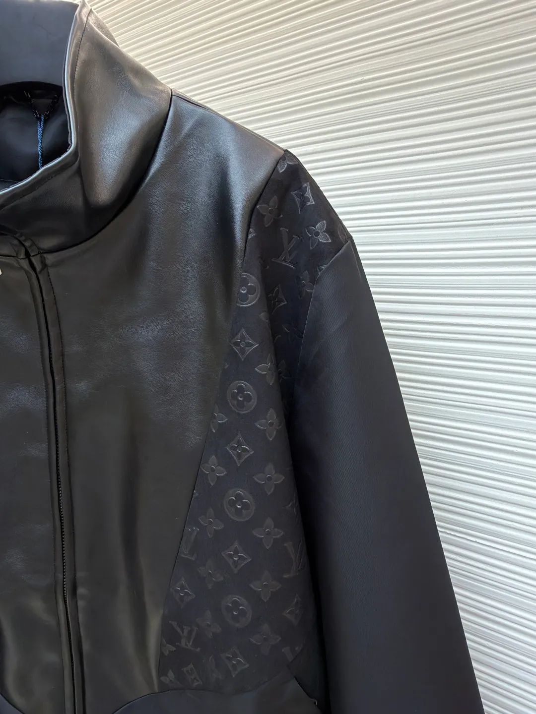 LOUIS VUITTON Presbyopic embossed stitching leather jacket ●Original version: purchased and developed at 32999 ●Item number: 1680916-C10 ●Fabric: nylon fabric ●Technology: embossed production ●Version: fitted version ●Weight: about 815 grams ●Size: S-M-L-XL ●Description: The main body of the garment is made of 100% nylon material, which is very breathable. You will not feel stuffy at all when wearing it. The cuffs, collar and front are all made of soft sheep leather, which is smooth to the touch and has a full texture! Classic Monogram embossed suede leather inserts. The high collar design with elastic cuffs and hem is not only windproof and warm, but also allows you to move freely without feeling restricted at all! The zipper opening and closing design on the side is also very considerate, making it very convenient to put on and take off. There are also practical pockets on both sides, which can hold many small items. It is fully functional and can be matched with many types of clothing to create a fashionable look. The overall wiring is straight and delicate, the fabric is comfortable and soft, and the color is consistent without color difference. It can be matched with the same style to create a fashionable look and control various occasions. Customized accessories, complete with three standards, same style for men and women!